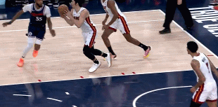 DB真人旗舰泰伦-卢:小琼斯回更衣室后说他没事 本该可以继续出战的