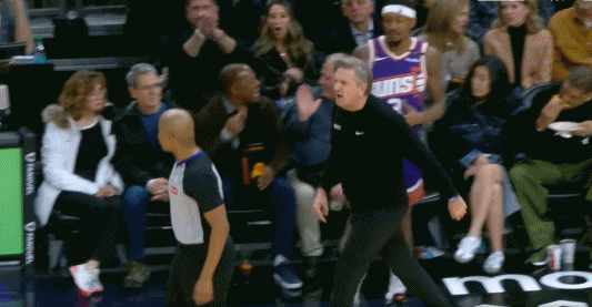 DB真人旗舰狼队主帅芬奇不满判罚怒喷裁判 累计两T被驱逐 华子“劝架”无果