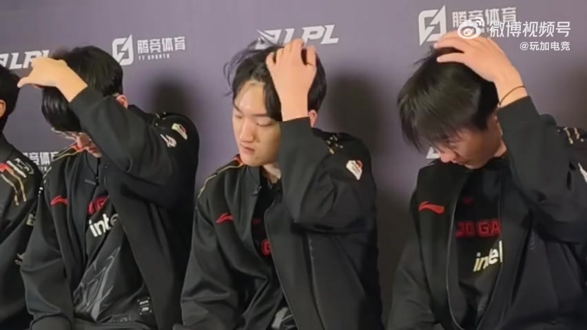 DB真人旗舰虽然场上没默契但是场下有！JDG中下辅三人神同步摸头