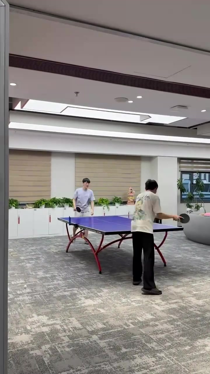 DB电子官网JDG中辅乒乓球桌上切磋！Scout：太简单了呀