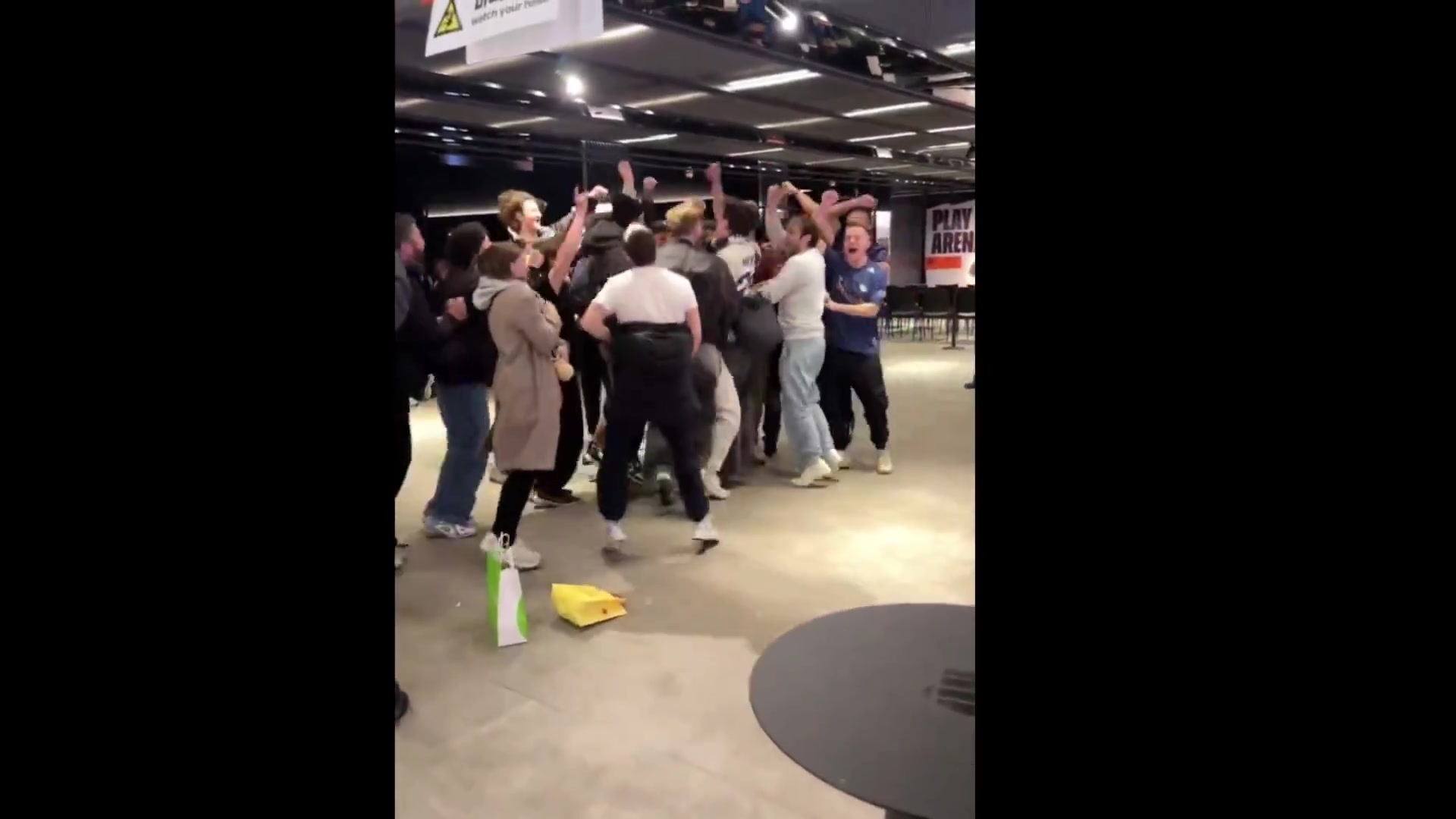 DB官网在线登录入口先锋赛KC横扫TES，赛后现场KC粉丝一起跳舞庆祝KC取胜！