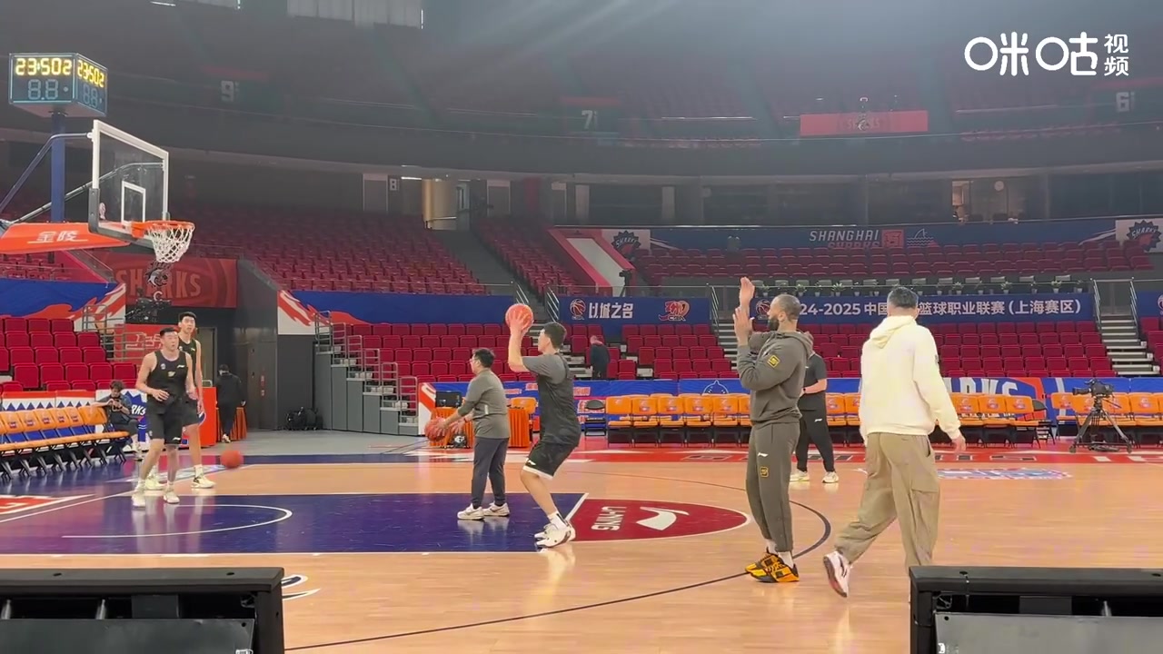 DB官网在线登录入口宝刀不老！广东男篮踩场训练 杜锋中场三分一箭穿心