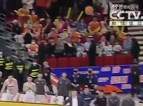 DB视讯官网嘻嘻😁不嘻嘻😥哈维完成绝杀后 徐昕从替补席站起来呆在原地