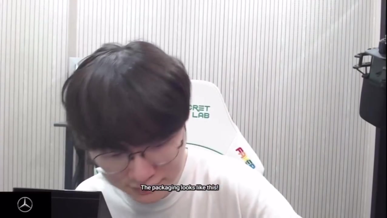 DB官网在线登录入口Faker给大家看纪念币实物：这是前面，是坐在王座上的样子，后面有星星