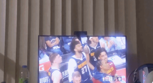 DG视讯官网平台🤪单手直接搂起鲍威尔！穆雷在场边笑着比出too small😂